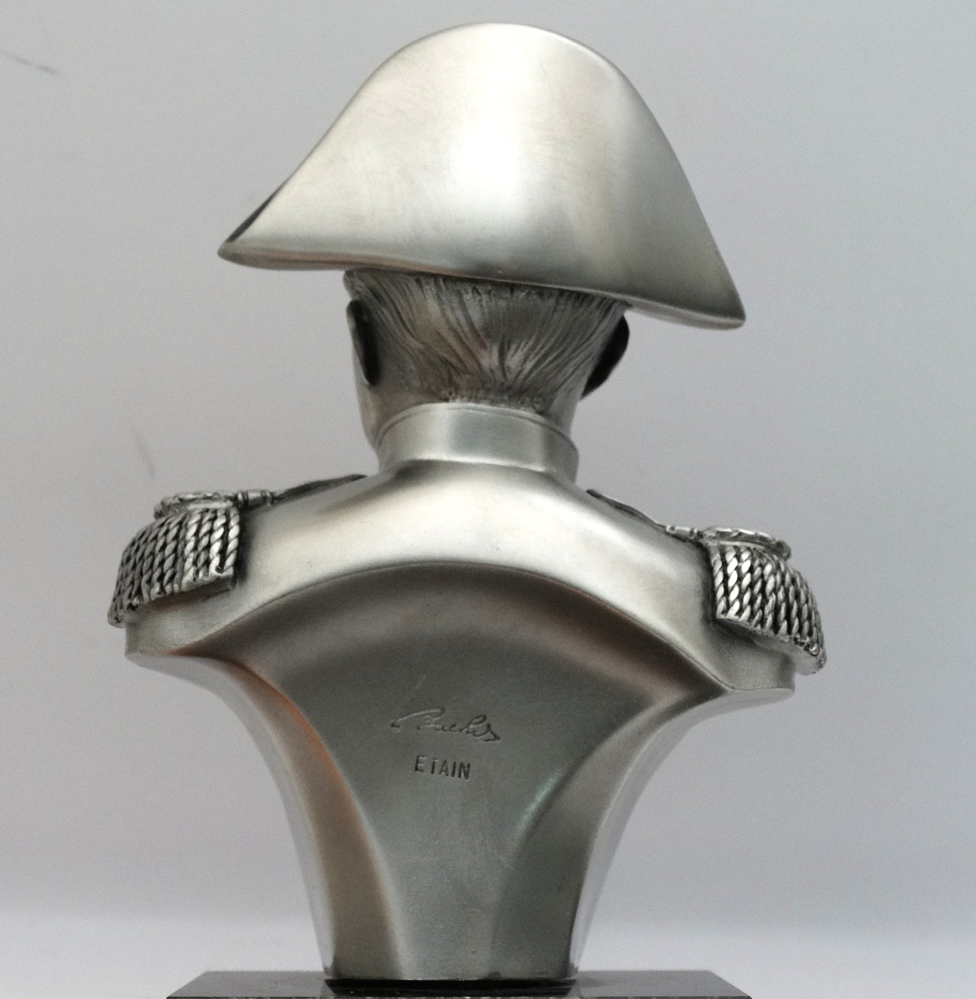 Le buste de l’Empereur Napoléon Ier - Les étains du prince.
Zoom napoléon de dos.