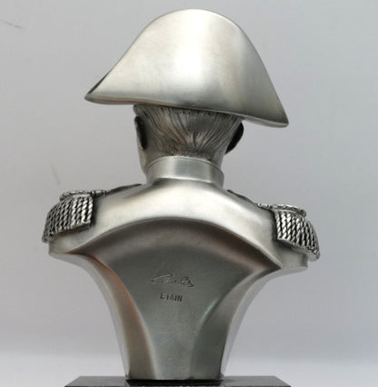 Le buste de l’Empereur Napoléon Ier - Les étains du prince.
Zoom napoléon de dos.