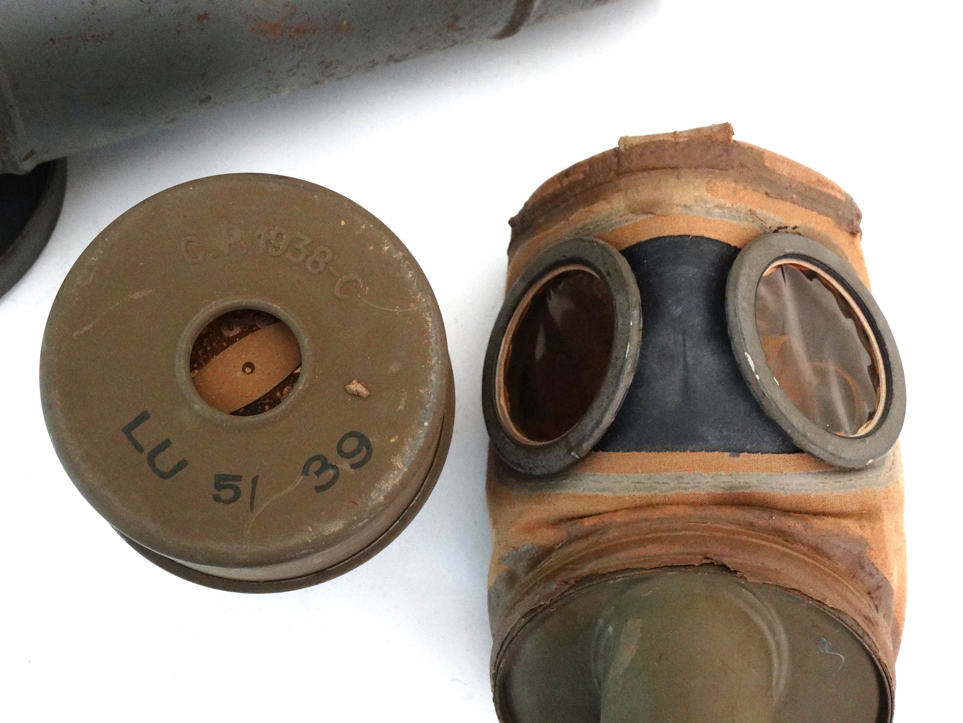 Masque à Gaz Défense Passive TC 38 – Boîte d’Origine 1939.
Zoom sur visière et cartouche.