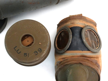 Masque à Gaz Défense Passive TC 38 – Boîte d’Origine 1939.
Zoom sur visière et cartouche.