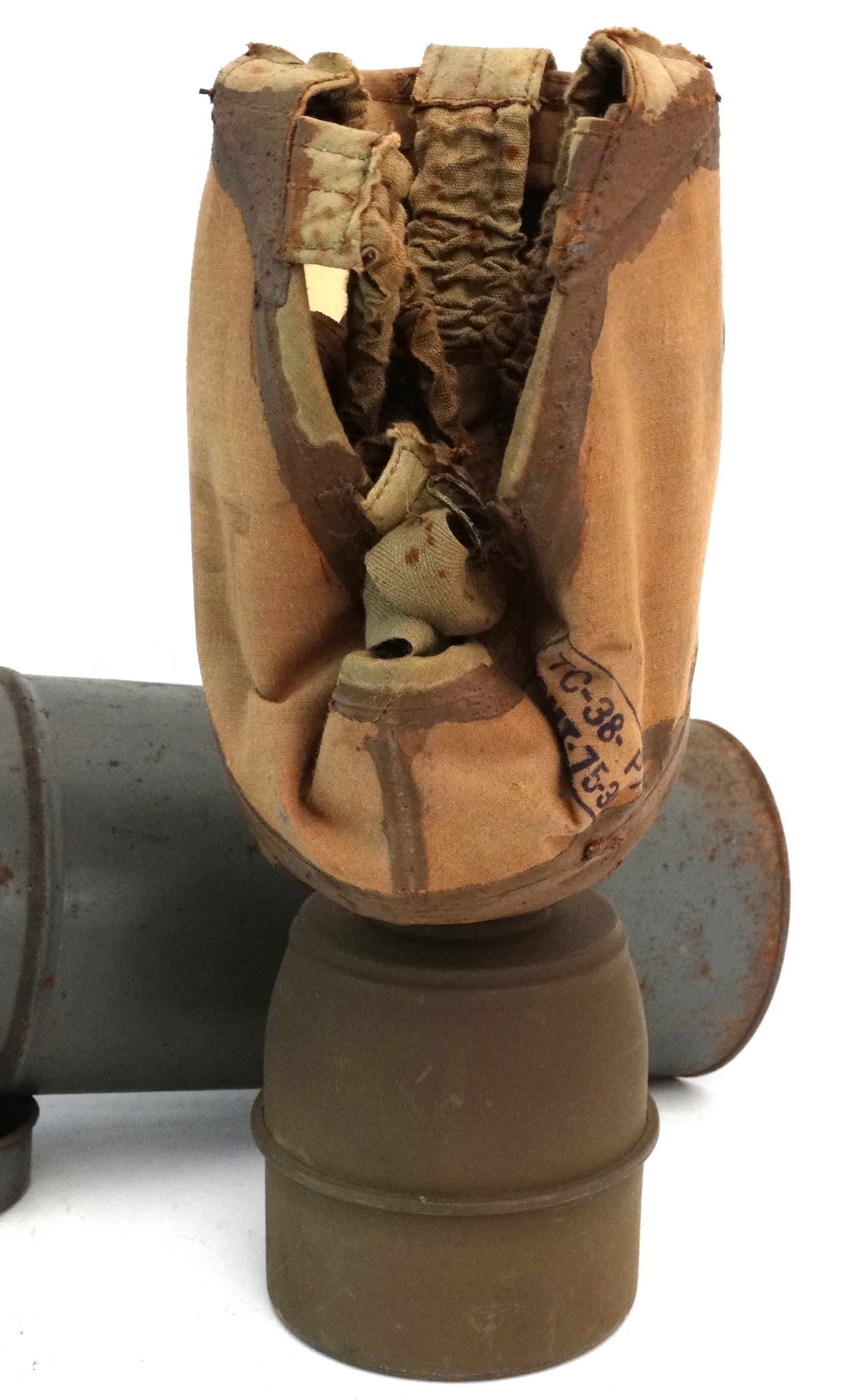 Masque à Gaz Défense Passive TC 38 – Boîte d’Origine 1939.
Vue intégrale de dos.
