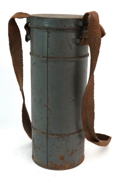 Masque à Gaz Défense Passive TC 38 – Boîte d’Origine 1939.
Vue intégrale boite de transport de dos.