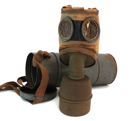 Masque à Gaz Défense Passive TC 38 – Boîte d’Origine 1939.
Vue intégrale de face.