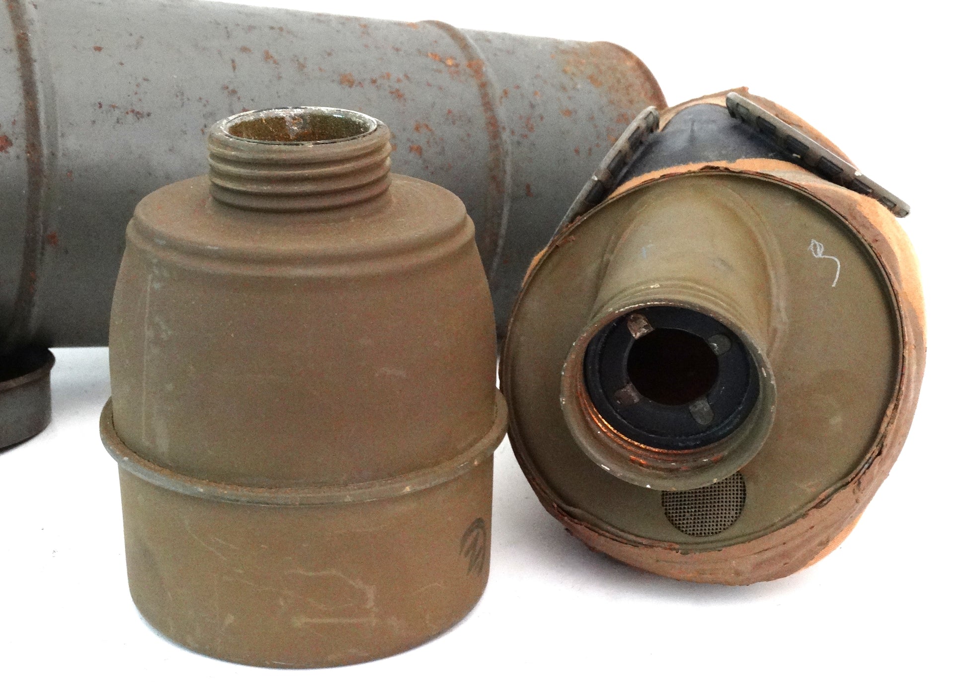 Masque à Gaz Défense Passive TC 38 – Boîte d’Origine 1939.
Zoom sur fixation et cartouche.