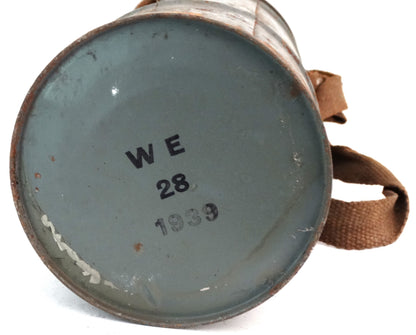 Masque à Gaz Défense Passive TC 38 – Boîte d’Origine 1939.
Zoom sur dessous boite de transport.