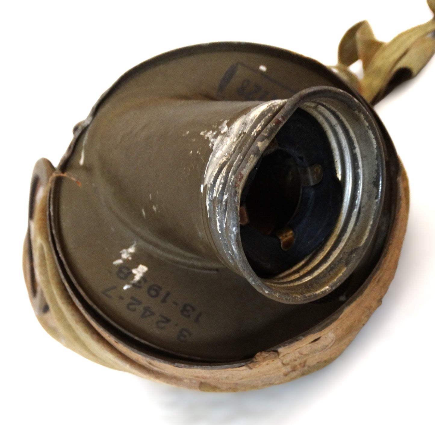 Masque à gaz Défense passive Schneider-Poelman France 1938-1940.
Zoom sur pas de vis de cartouche.