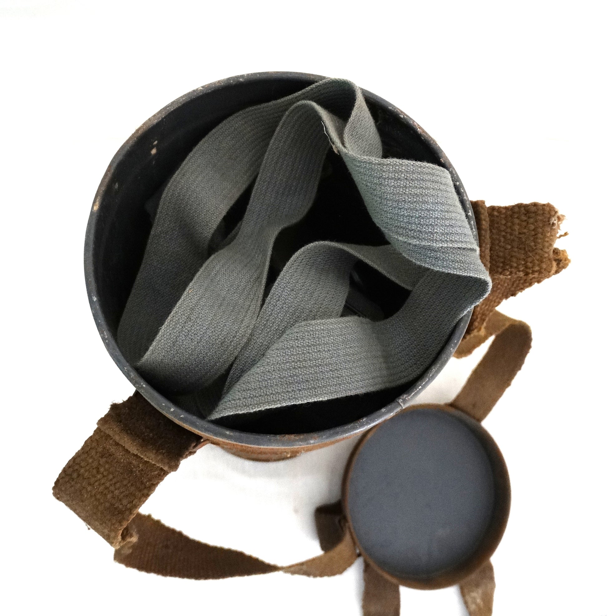 Masque à gaz tchèque 1939 avec boîte d’origine – Objet militaire authentique.
Vue du dessus de la boite de rangement avec masque a l'interieur.