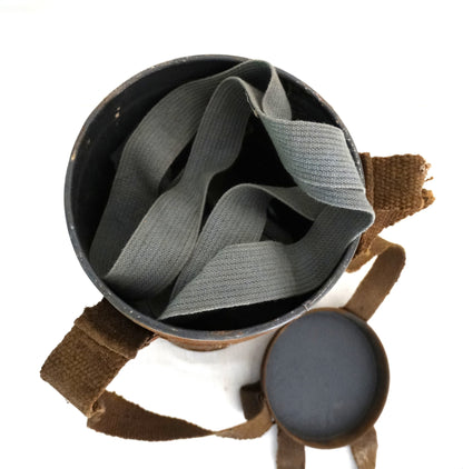 Masque à gaz tchèque 1939 avec boîte d’origine – Objet militaire authentique.
Vue du dessus de la boite de rangement avec masque a l'interieur.