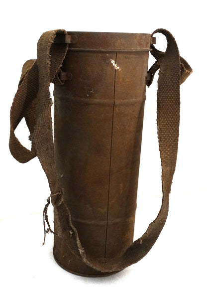 Masque à gaz tchèque 1939 avec boîte d’origine – Objet militaire authentique.
Vue intégral boite de rangement masque a gaz et cartouche filtrante de dos.