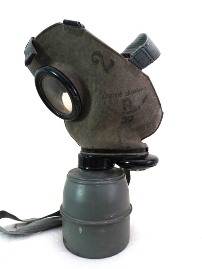 Masque à gaz tchèque 1939 avec boîte d’origine – Objet militaire authentique.
Masque complet coté droit avec marquage et sa cartouche d'origine.
