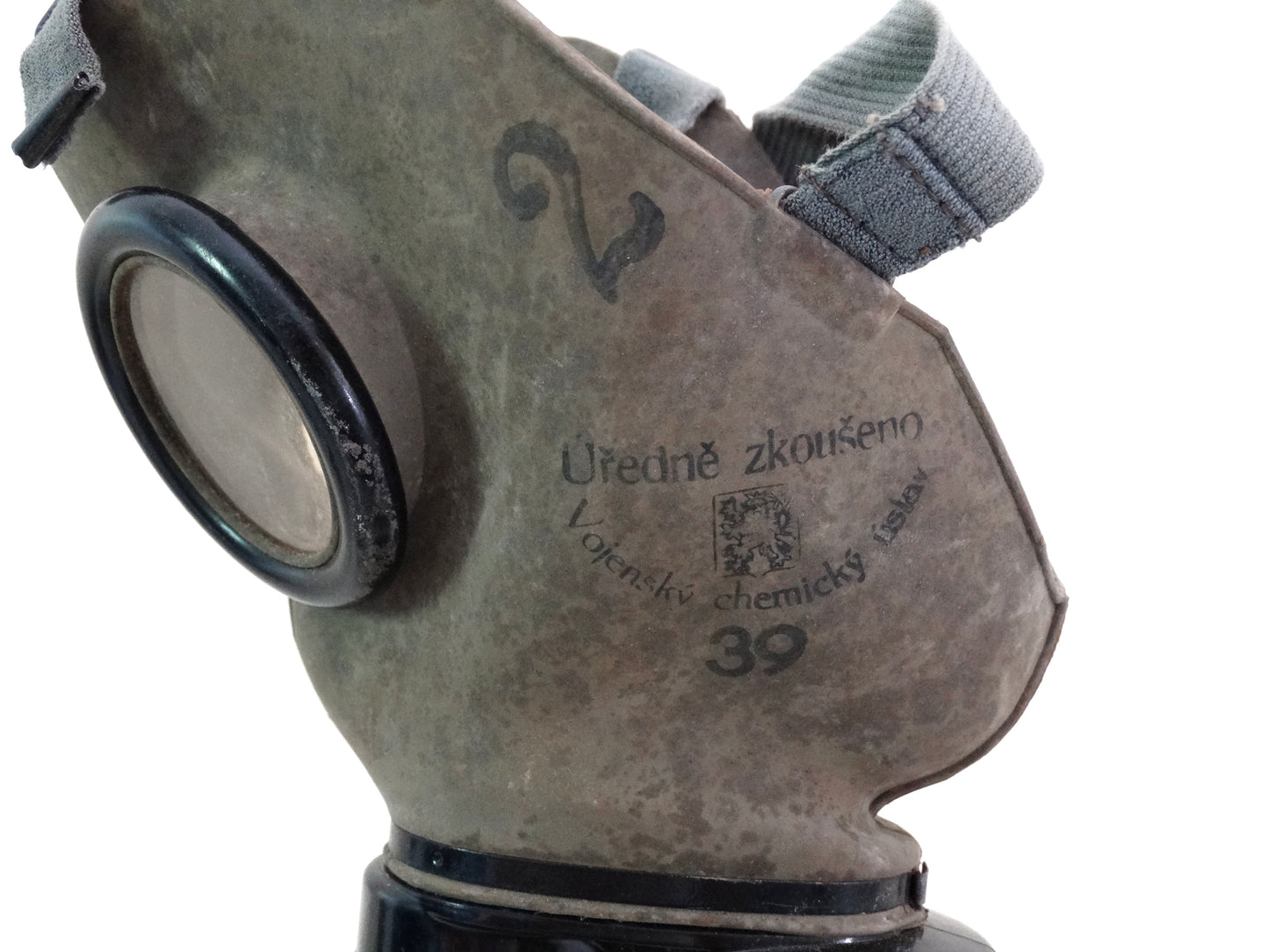 Masque à gaz tchèque 1939 avec boîte d’origine – Objet militaire authentique.
Zoom sur marquage coté droit.