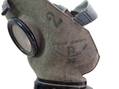 Masque à gaz tchèque 1939 avec boîte d’origine – Objet militaire authentique.
Zoom sur marquage coté droit.