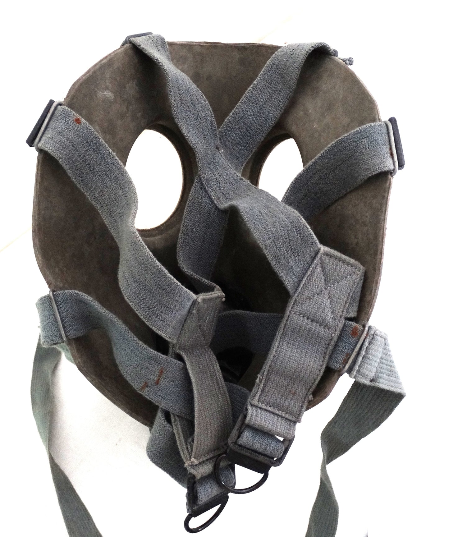 Masque à gaz tchèque 1939 avec boîte d’origine – Objet militaire authentique.
Vue intérieur avec sangle d'accroche en excellente état de conservation.