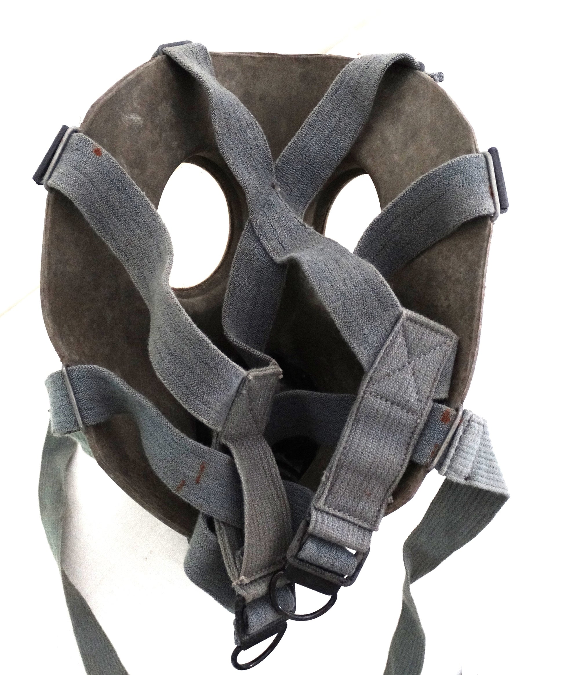 Masque à gaz tchèque 1939 avec boîte d’origine – Objet militaire authentique.
Vue intérieur avec sangle d'accroche en excellente état de conservation.