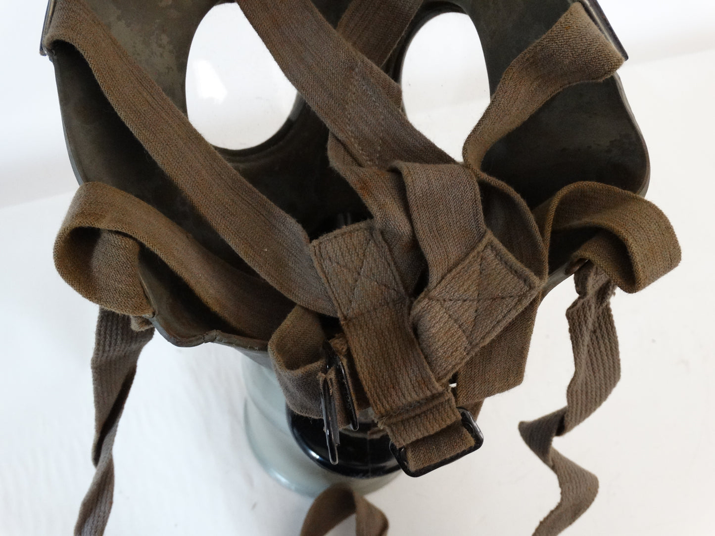 Masque à gaz tchèque 1939 – Objet militaire authentique.
Vue intégral des sangles de fixation.