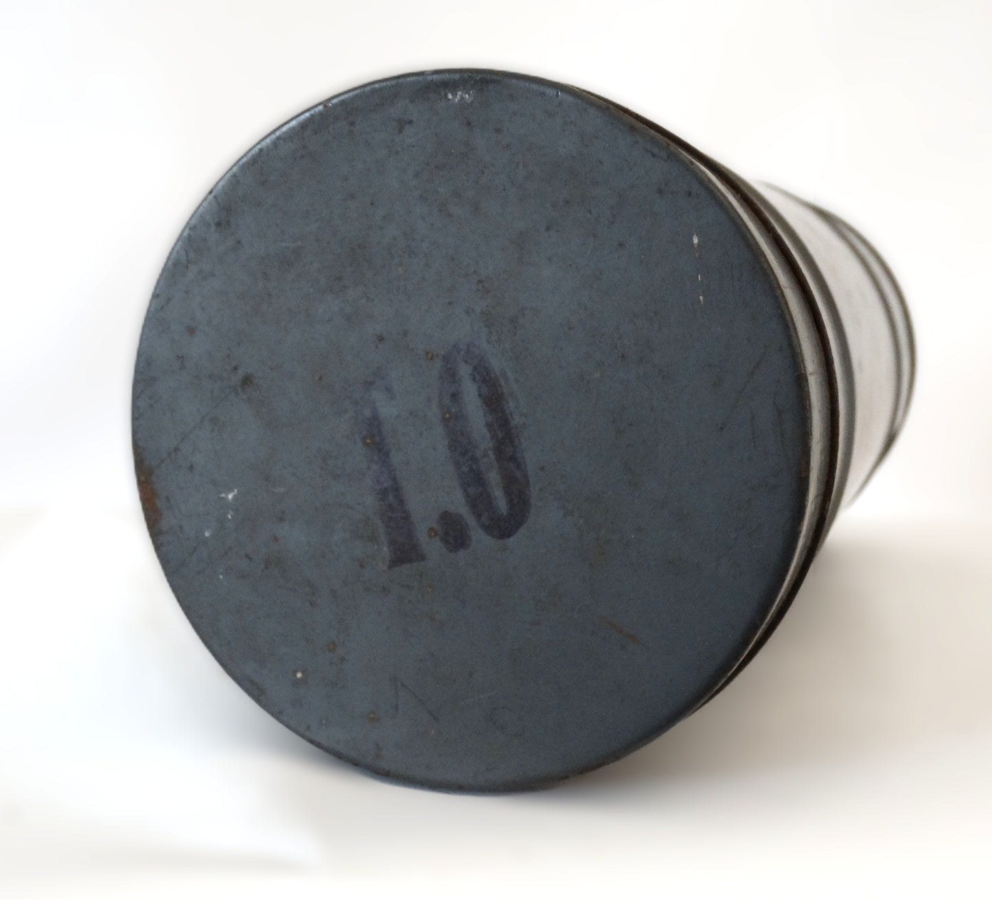 Masque à gaz tchèque 1939 – Objet militaire authentique.
Vue du dessus intégral de sa boite de transport.