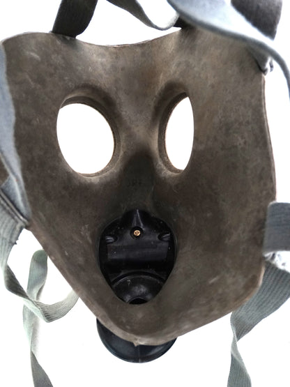 Masque à gaz tchèque 1939 avec boîte d’origine – Objet militaire authentique.
Vue intérieur masque.