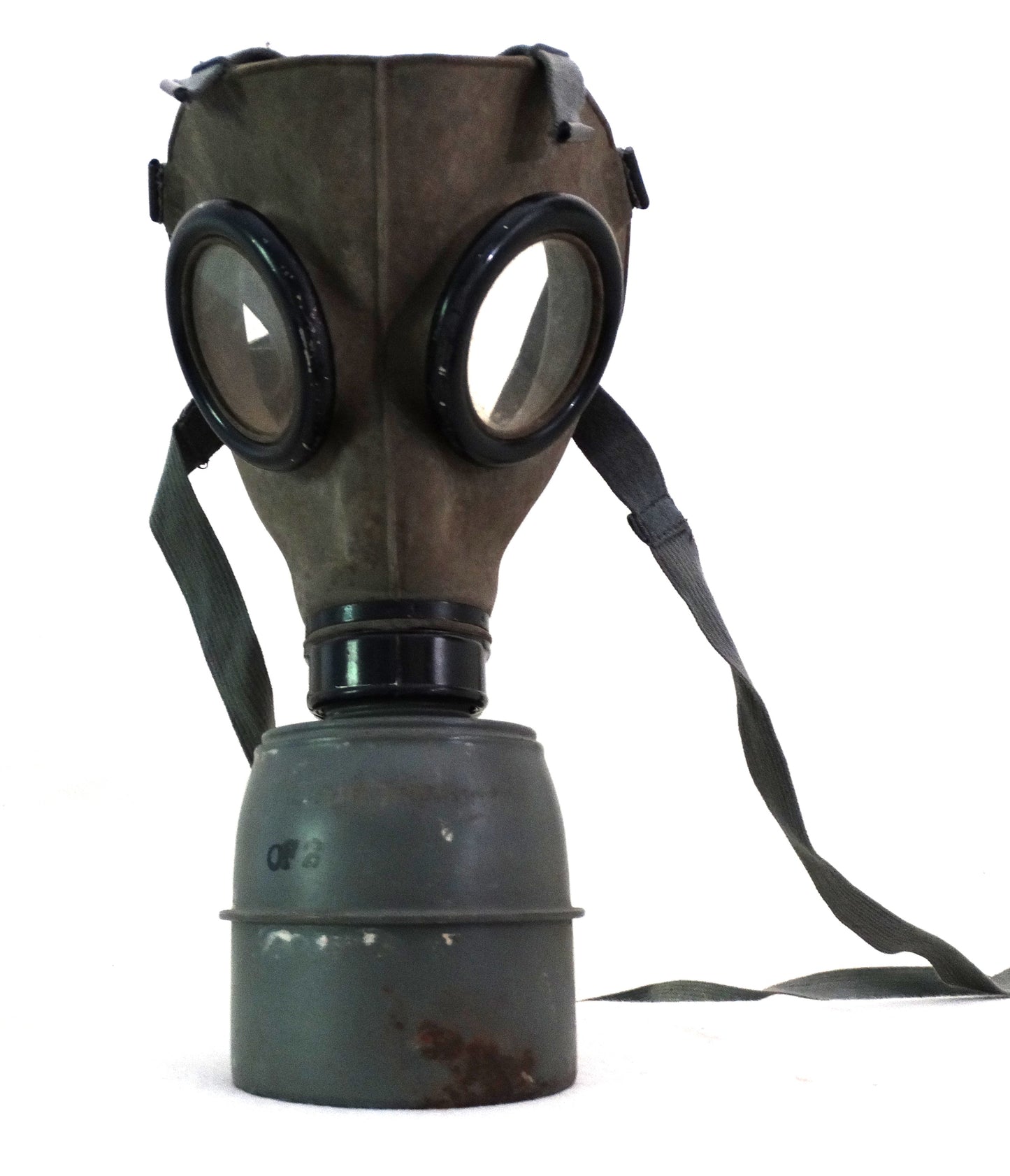 Masque à gaz tchèque 1939 avec boîte d’origine – Objet militaire authentique.
Vue intégral du masque de face avec sa cartouche filtrante.
