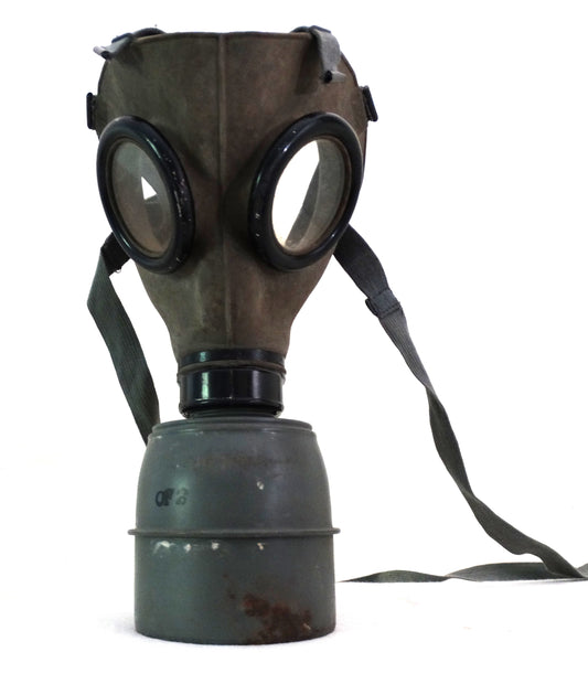 Masque à gaz tchèque 1939 avec boîte d’origine – Objet militaire authentique.
Vue intégral du masque de face avec sa cartouche filtrante.