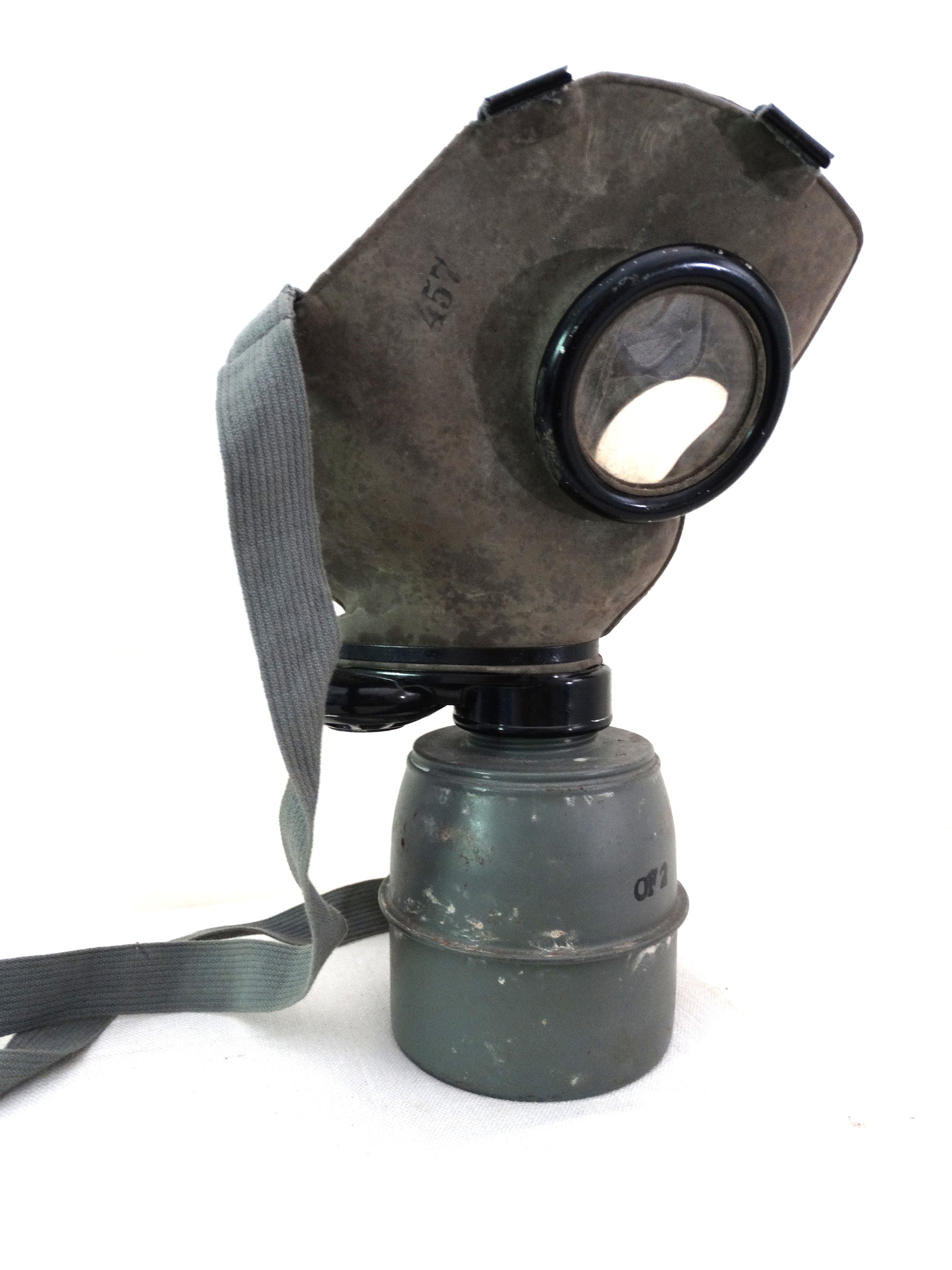 Masque à gaz tchèque 1939 avec boîte d’origine – Objet militaire authentique.
Vue intégrale masque et sa cartouche filtrante coté gauche.