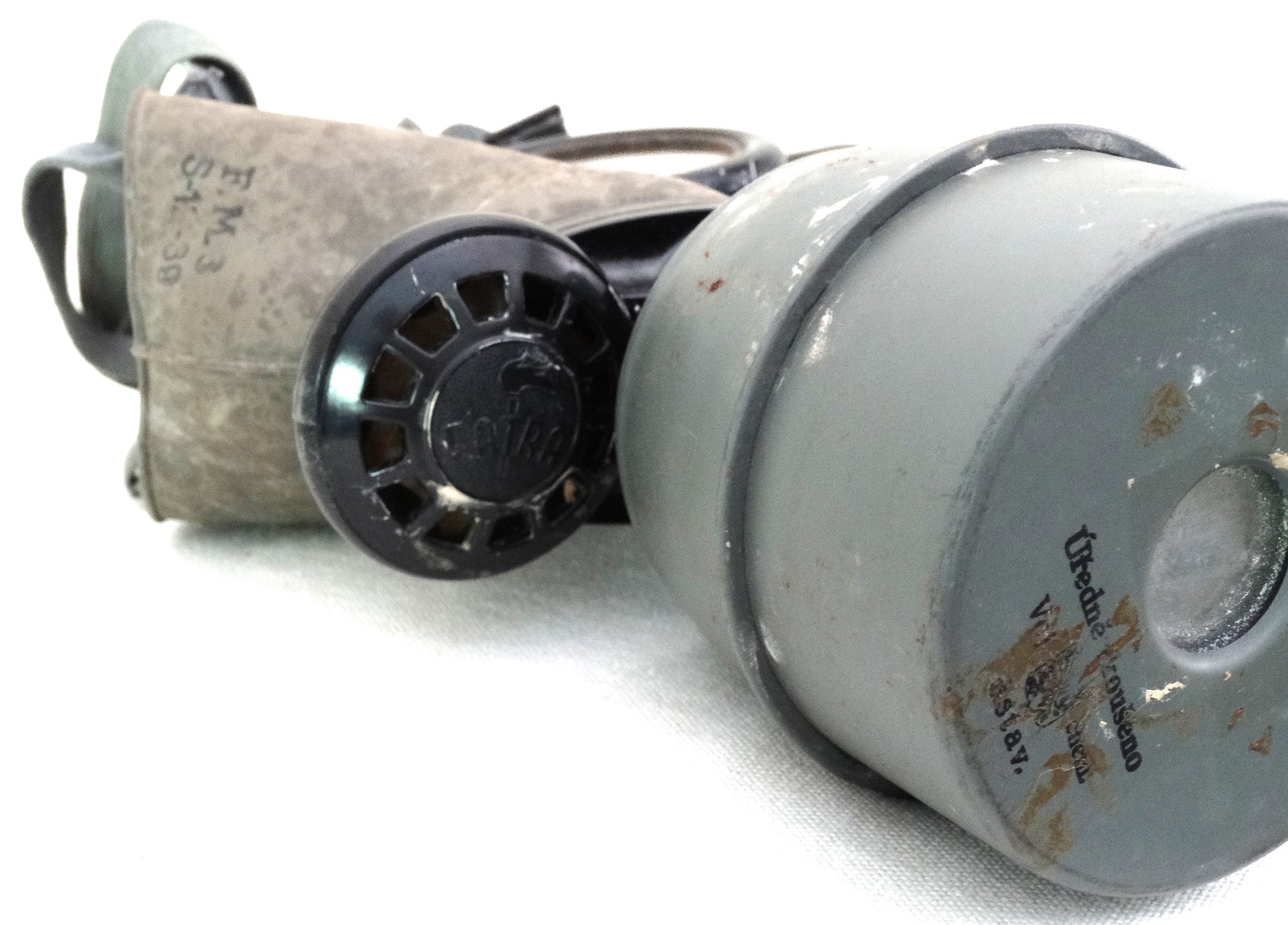 Masque à gaz tchèque 1939 avec boîte d’origine – Objet militaire authentique.
Vue du dessous masque et cartouche filtrante.