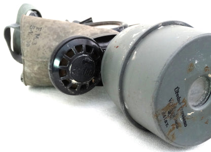 Masque à gaz tchèque 1939 avec boîte d’origine – Objet militaire authentique.
Vue du dessous masque et cartouche filtrante.
