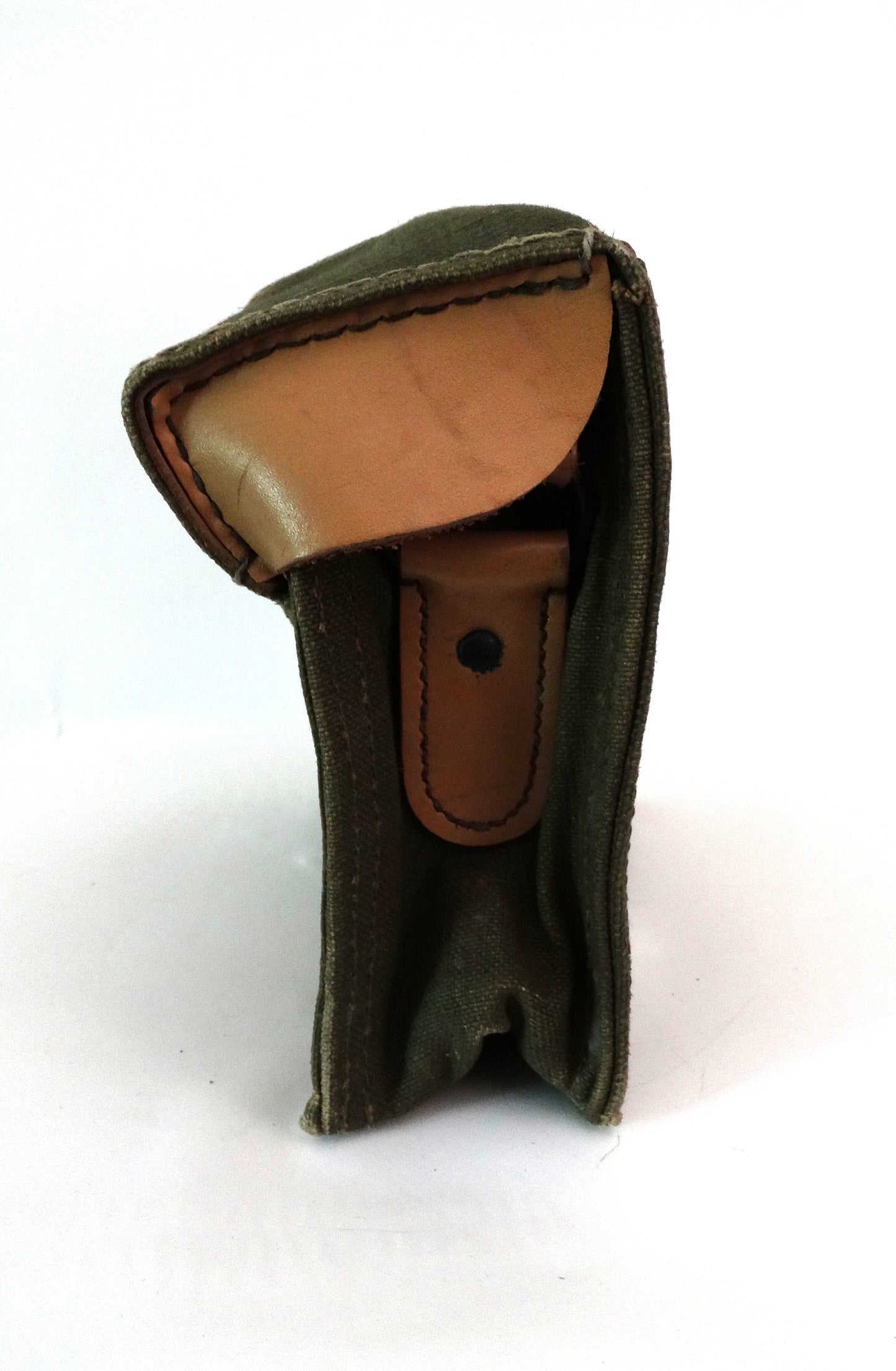 Musette Porte Chargeurs FM 24/29 avec Sangle – Original Armée Française.
Vue intégrale coté gauche.