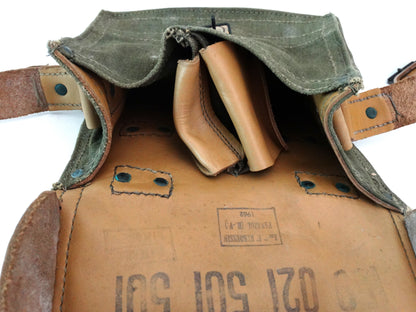 Musette Porte Chargeurs FM 24/29 avec Sangle – Original Armée Française.
Zoom sur intérieur.