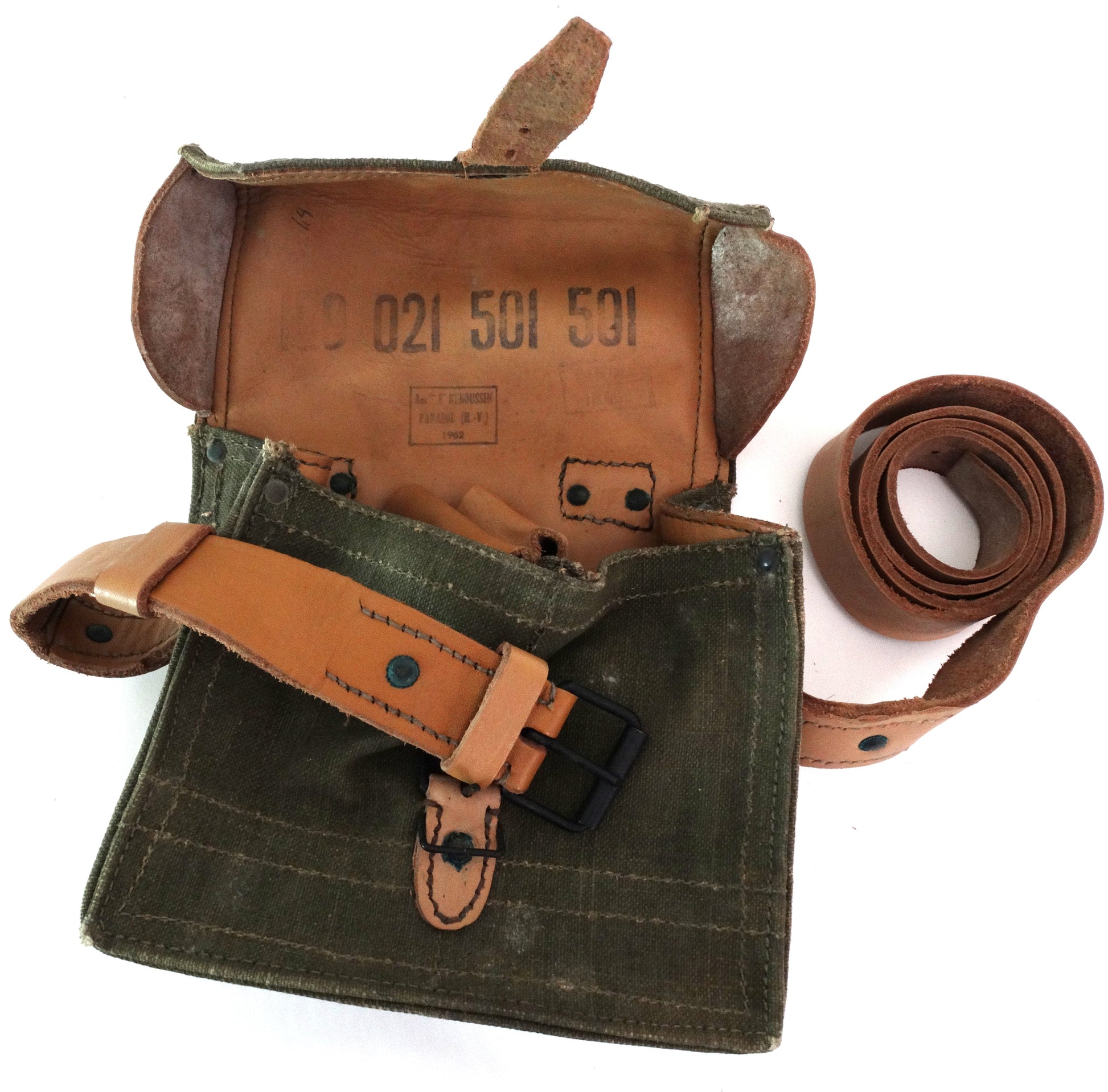 Musette Porte Chargeurs FM 24/29 avec Sangle – Original Armée Française.
Vue intégrale ouvert.