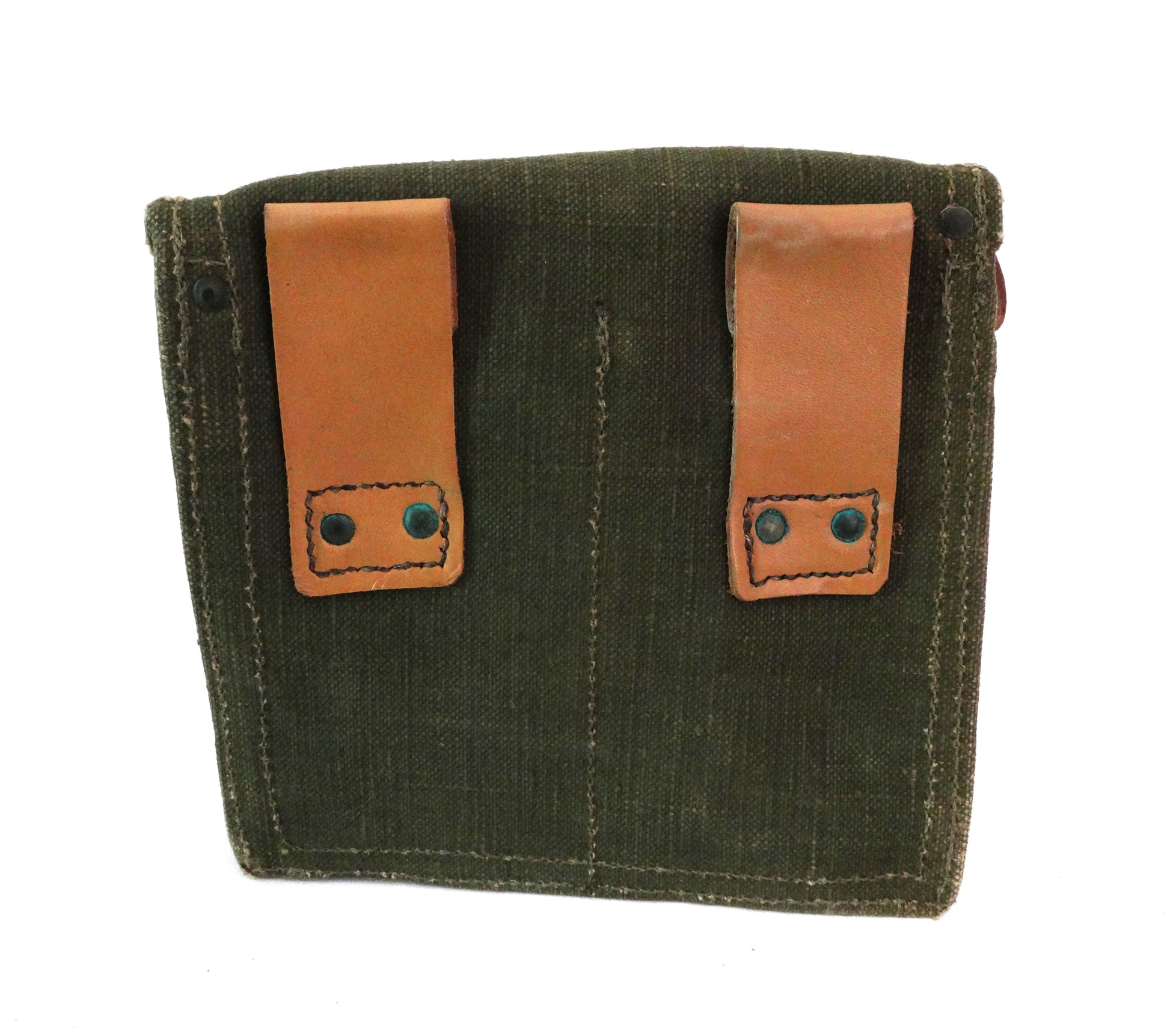 Musette Porte Chargeurs FM 24/29 avec Sangle – Original Armée Française.
Vue intégrale de dos.