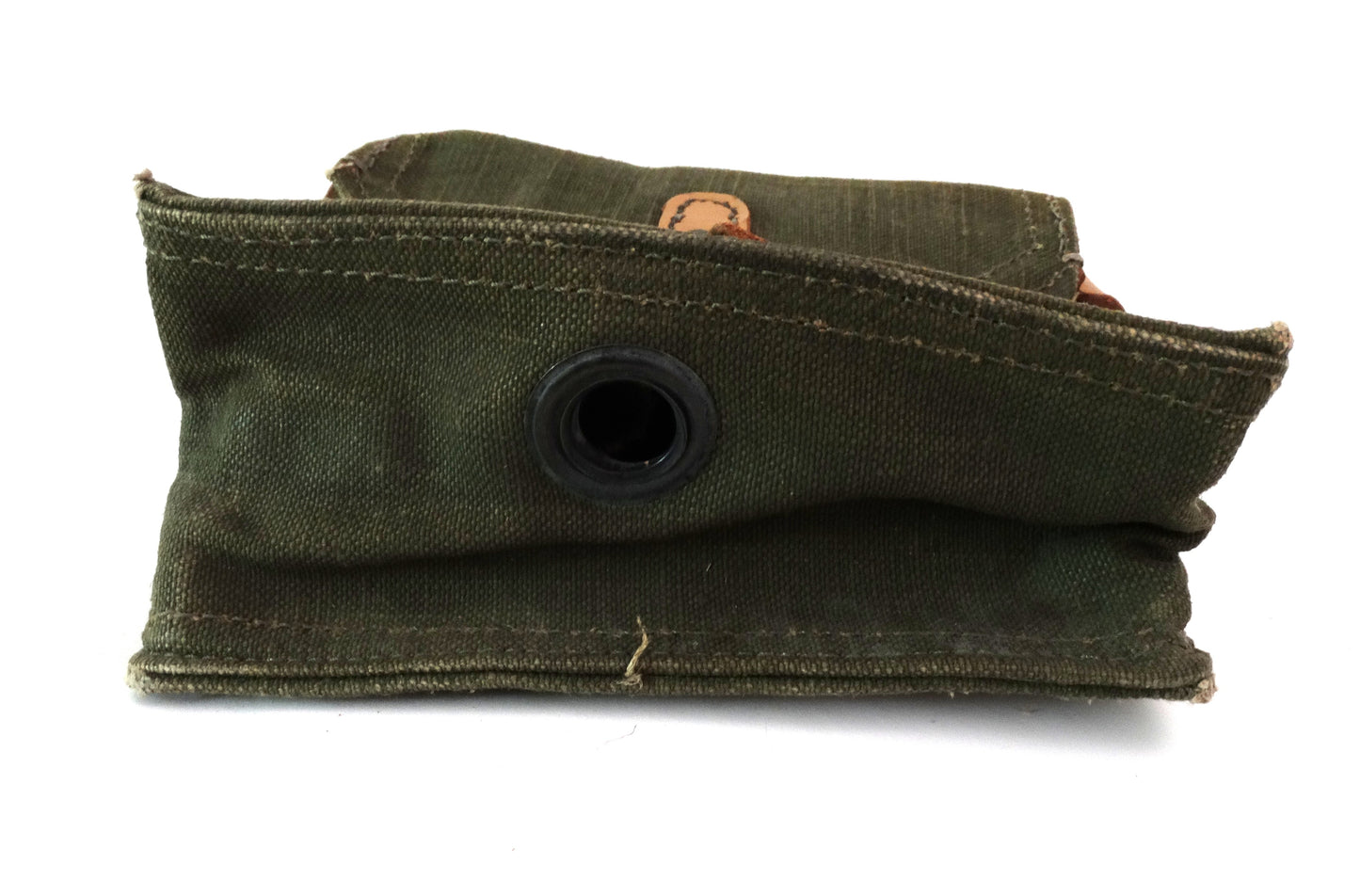 Musette Porte Chargeurs FM 24/29 avec Sangle – Original Armée Française.
Vue intégrale du dessous.