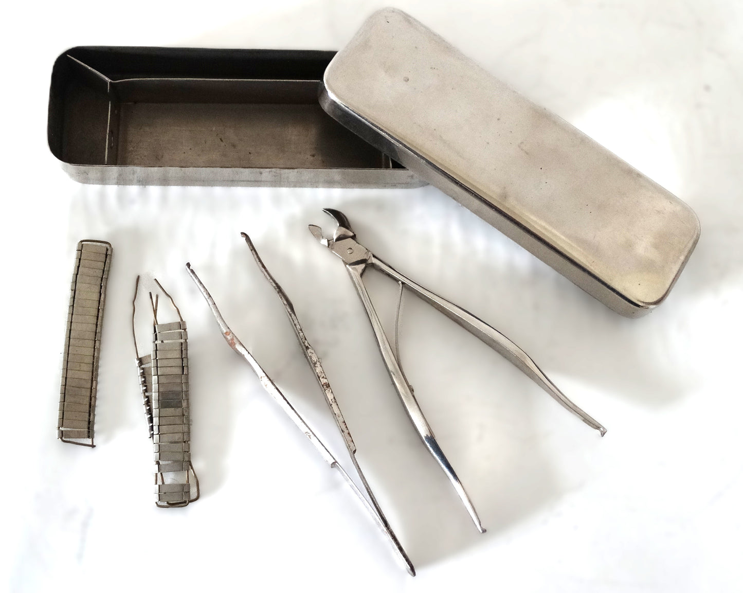 Nécessaire de suture complet avec agrafes France 1890-1910 instrument médical ancien.
Vue intégrale instrument sortie de boite.
