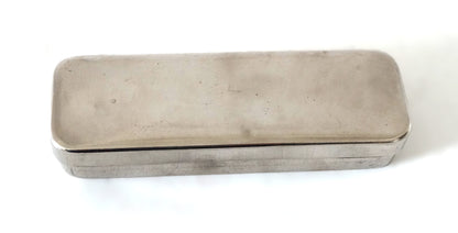 Nécessaire de suture complet avec agrafes France 1890-1910 instrument médical ancien.
Vue intégrale boite fermé du dessus.