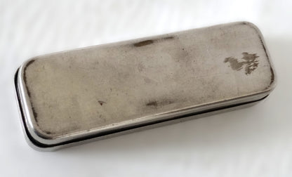 Nécessaire de suture complet avec agrafes France 1890-1910 instrument médical ancien.
Vue intégrale boite fermé du dessous.