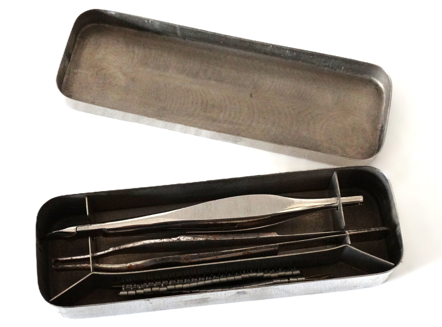 Nécessaire de suture complet avec agrafes France 1890-1910 instrument médical ancien.
Vue intégrale boite ouverte.