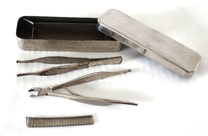 Nécessaire de suture complet avec agrafes France 1890-1910 instrument médical ancien.
Vue intégrale instrument sortie de boite. 2