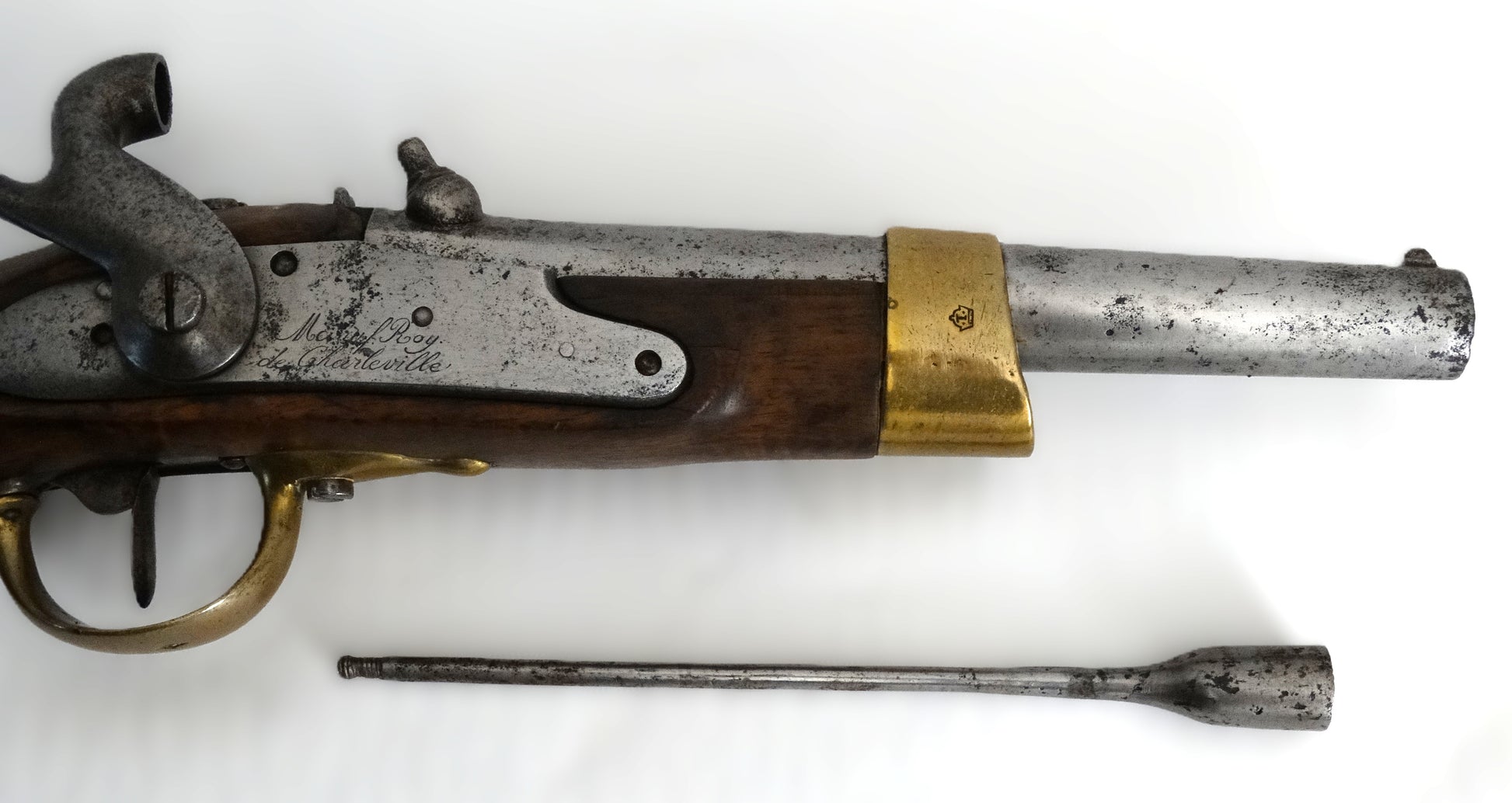 Pistolet An-XIII transformé à percussion – modèle de cavalerie français.
Vue platine et canon coté droit et sa baguette tulipe.