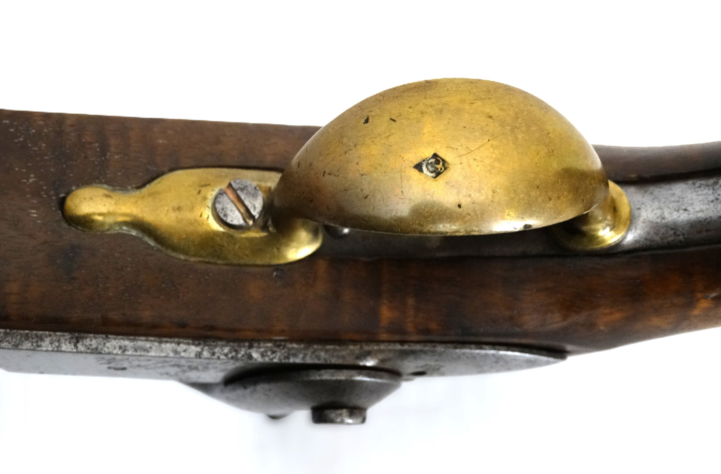 Pistolet An-XIII transformé à percussion – modèle de cavalerie français.
Vue sous pontet et poinçon.
