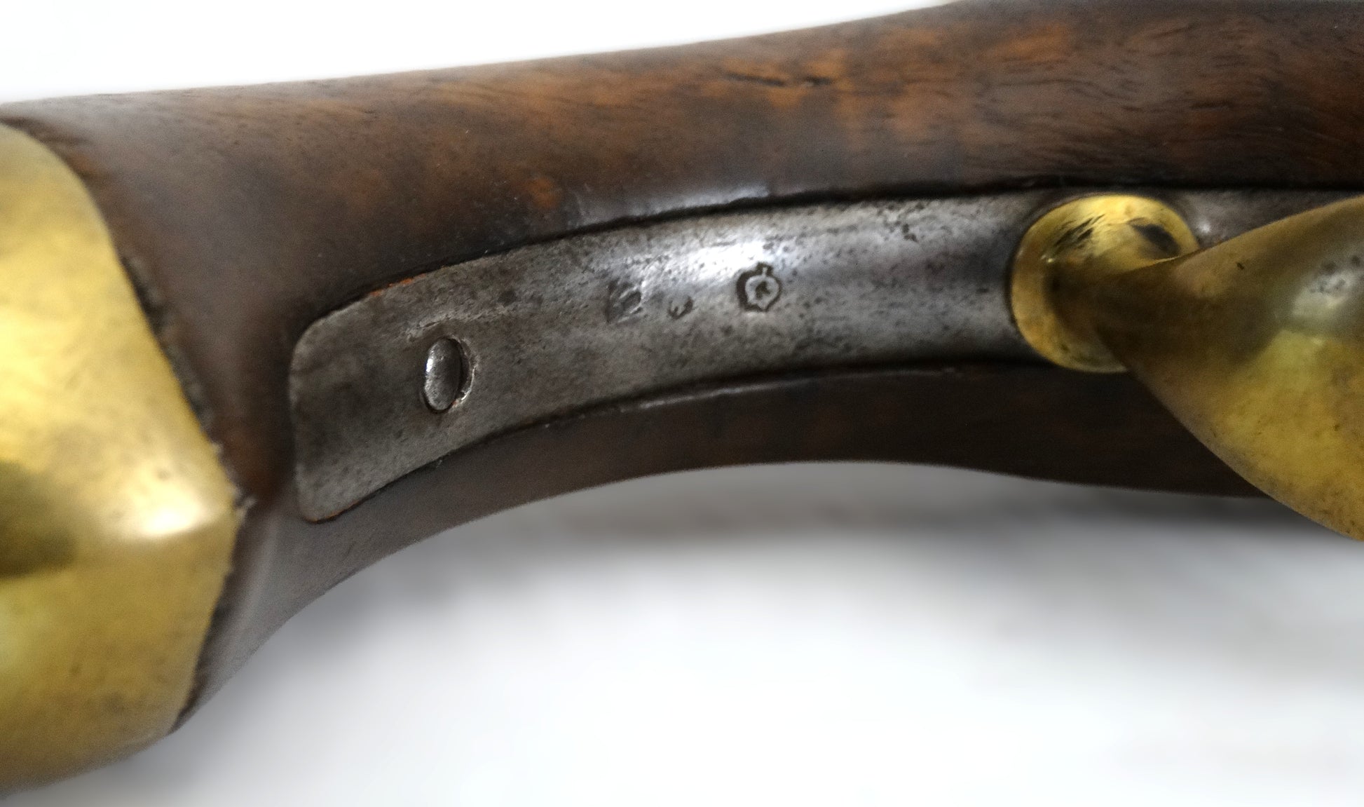 Pistolet An-XIII transformé à percussion – modèle de cavalerie français.
zoom intérieur de crosse et poinçon.