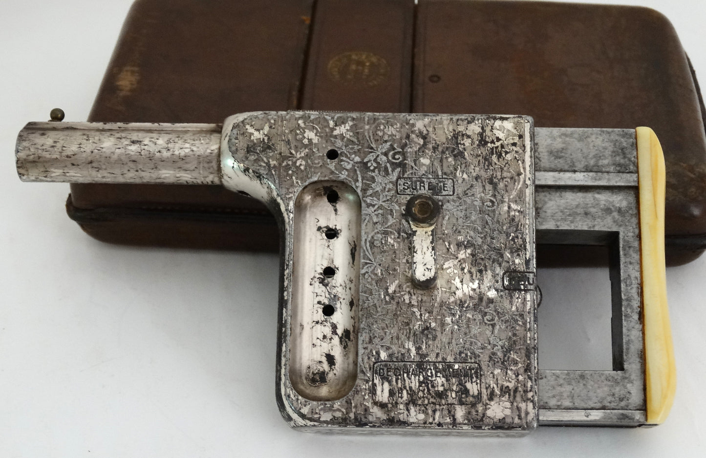 FRANCE. Luxury submachine gun with original cigar case.