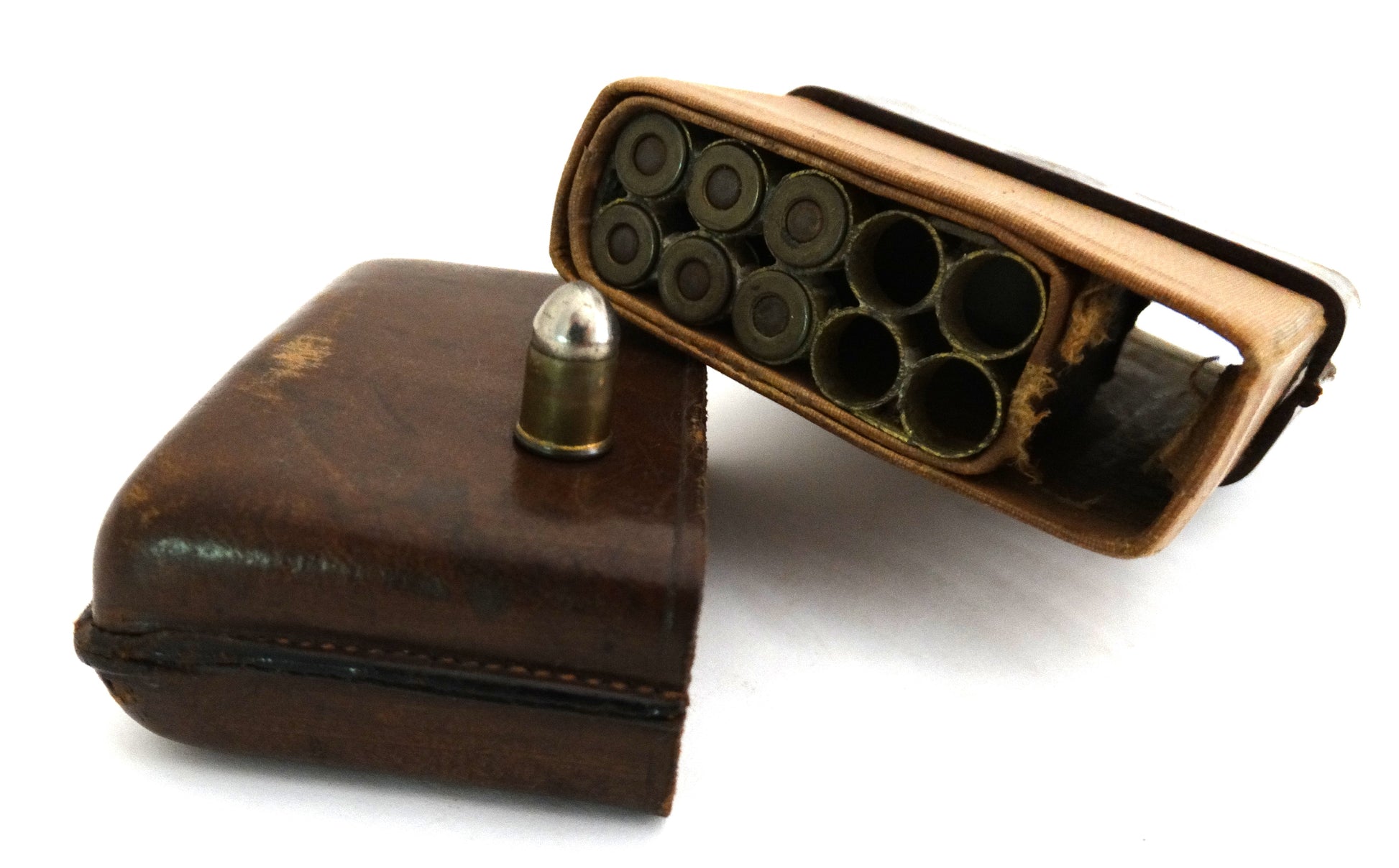 Pistolet La Mitrailleuse Luxe Manufrance 8 mm avec étui cigare d'origine.
Vue intégrale étui ouvert avec cartouches dont une sortie.