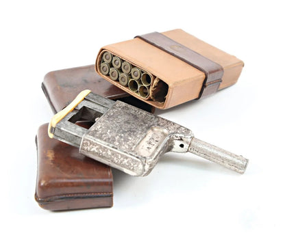 Pistolet La Mitrailleuse Luxe Manufrance 8 mm avec étui cigare d'origine | Matching Numbers.
Vue intégrale artistique.