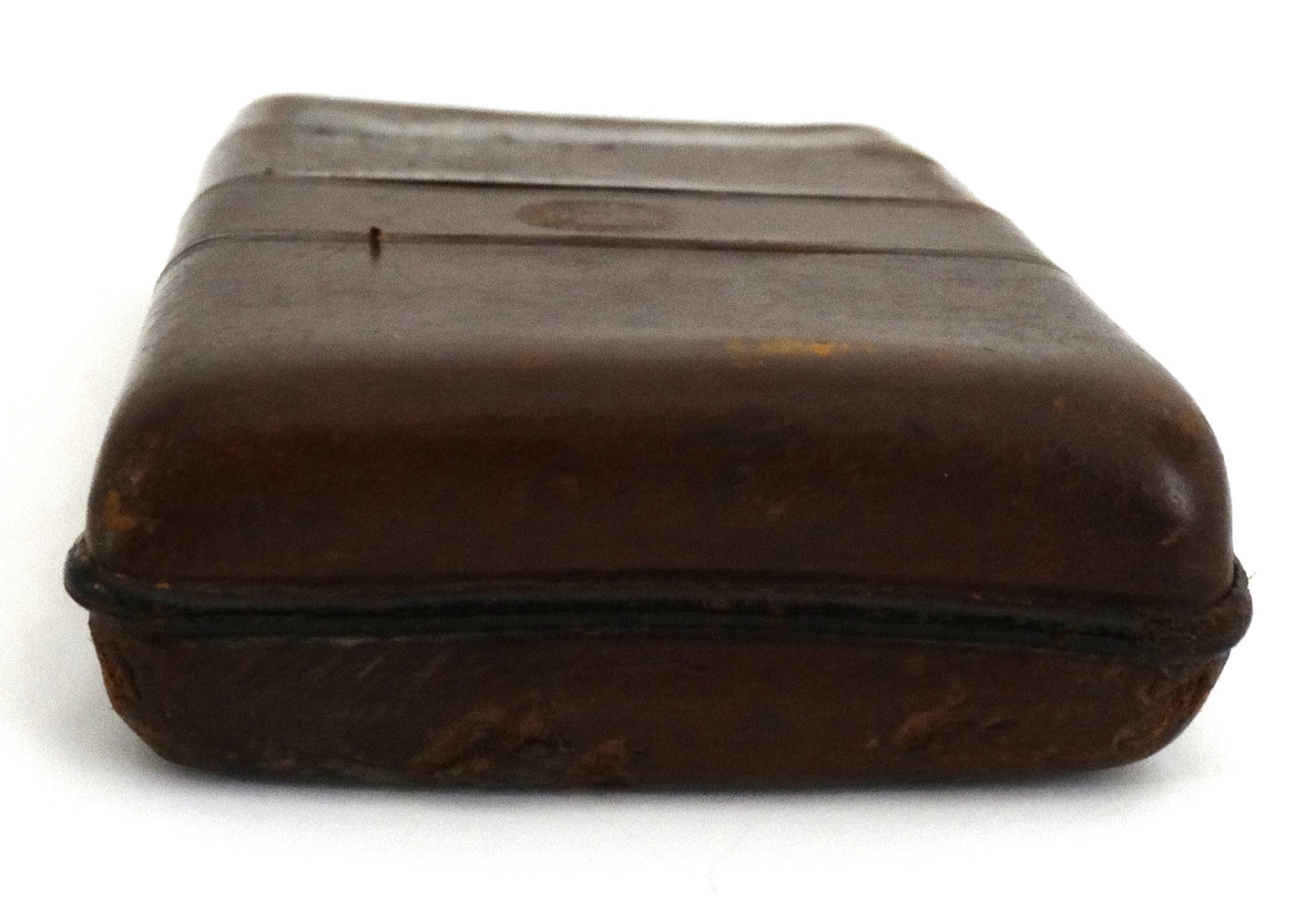 Pistolet La Mitrailleuse Luxe Manufrance 8 mm avec étui cigare d'origine.
Vue intégrale étui du dessous.