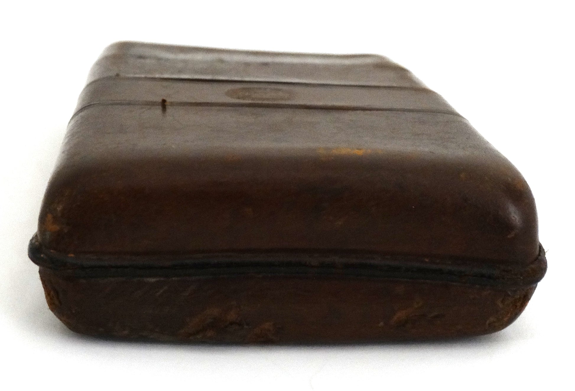 Pistolet La Mitrailleuse Luxe Manufrance 8 mm avec étui cigare d'origine.
Vue intégrale étui du dessous.