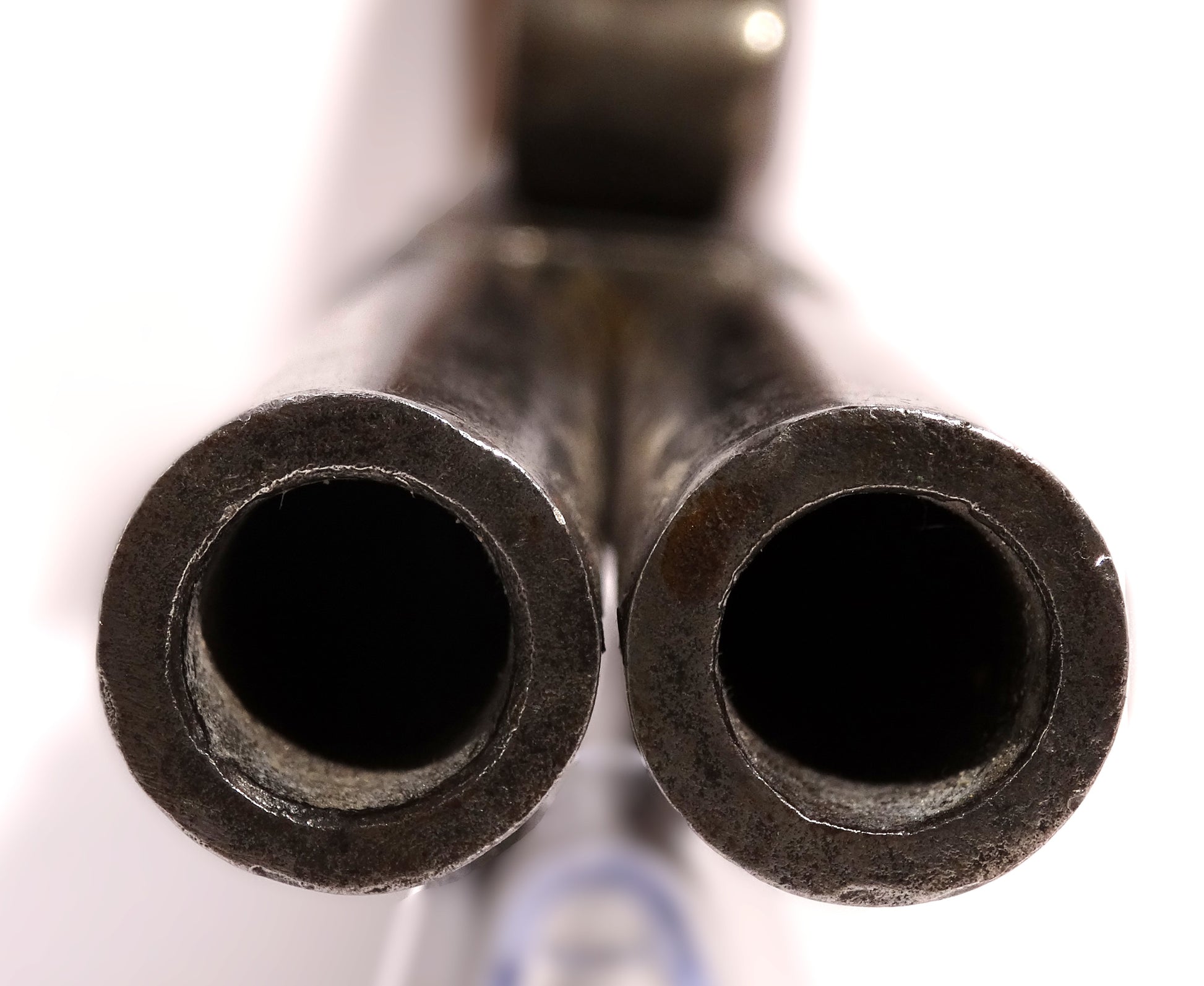 Pistolet coup de poing à percussion double-canon (~ 1860) • Arme de collection. Zoom sur bouche des canons.