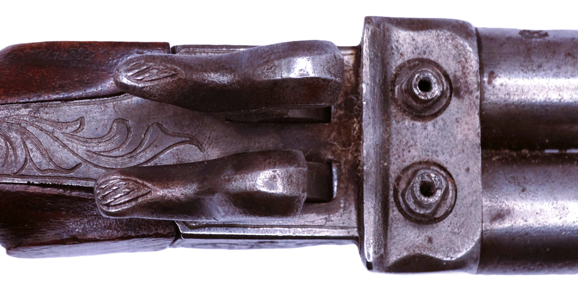 Pistolet coup de poing à percussion double-canon (~ 1860) • Arme de collection. Zoom du dessus chiens et cheminées.
