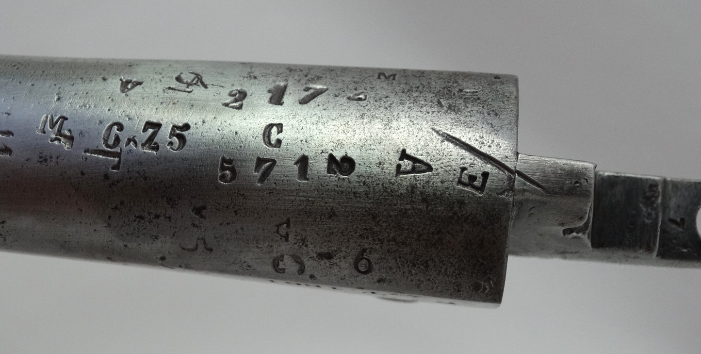 Pistolet de cavalerie Modèle 1816 T bis daté 1821  Transformation réglementaire 1861.
Zoom sur marquage canon face C