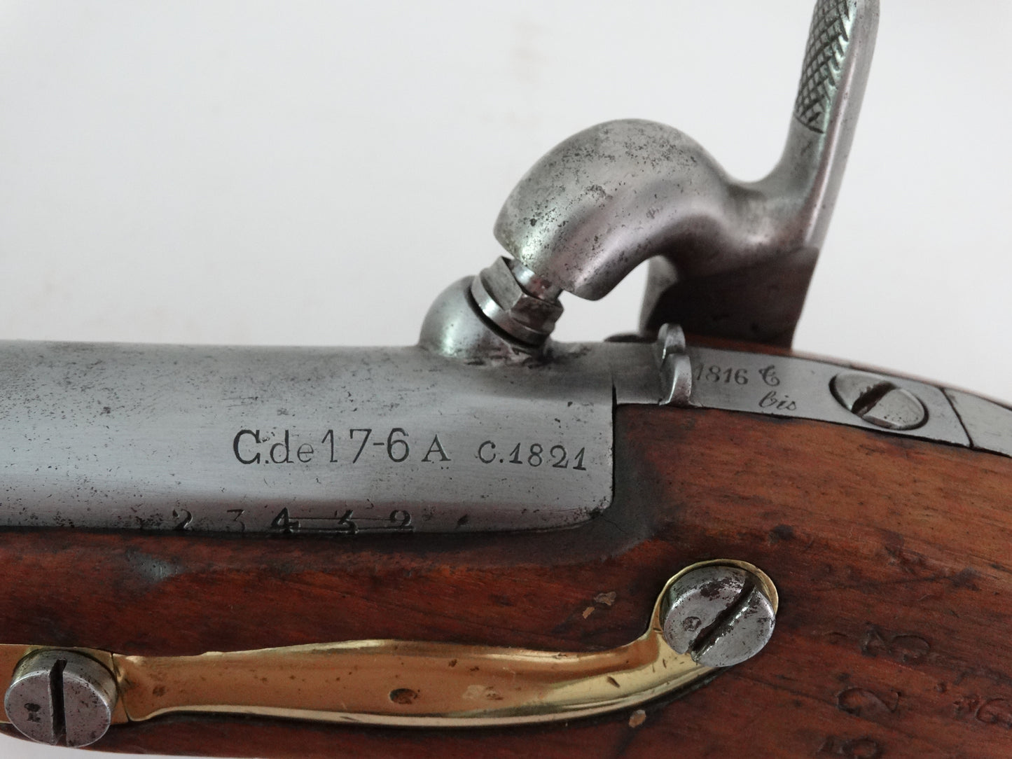 Pistolet de cavalerie Modèle 1816 T bis daté 1821  Transformation réglementaire 1861.
Zoom sur marquage canon