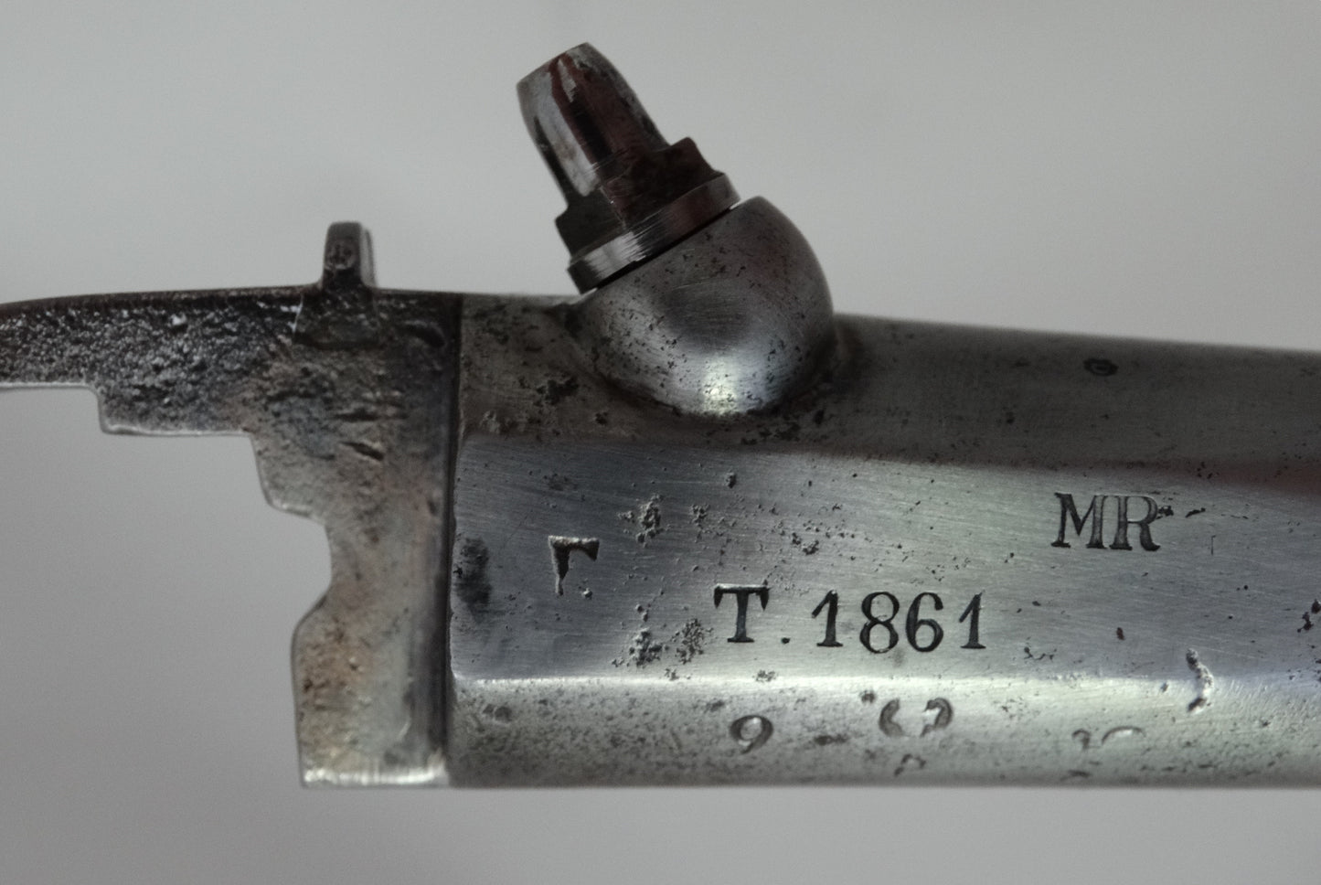 Pistolet de cavalerie Modèle 1816 T bis daté 1821  Transformation réglementaire 1861.
Zoom sur marquage canon face A