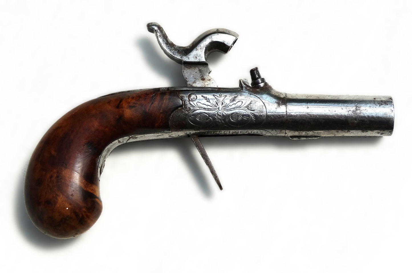  Pistolet de voyage à balle forcée – Liège XIXᵉ siècle • Poinçon ELG.
Vue intégrale coté droit avec chien armée et détente sortie.